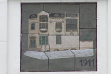 Louizalaan 413, Brussel Uitbreiding Oost, Le Monte-Carlo, keramisch paneel met gebouw van Hamesse (© GOB-BSO, foto 2006)