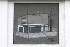 Avenue Louise 413, Bruxelles Extension Est, Le Monte-Carlo,panneau en céramique illustrant la reconstruction du bâtiment en 1967 par J. Demey et V. Demeester (© SPRB-BDU, photo 2006)